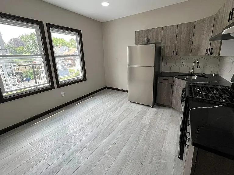 163 Elwood Ave #3L — Photo 4