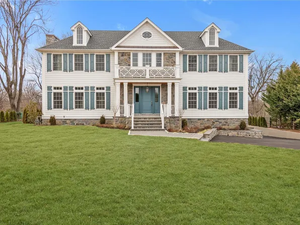 135 Woodhill Lane, Manhasset, NY 11030