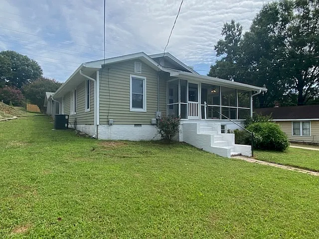3 bed, 1.0 bath, $1,300 — Photo 3