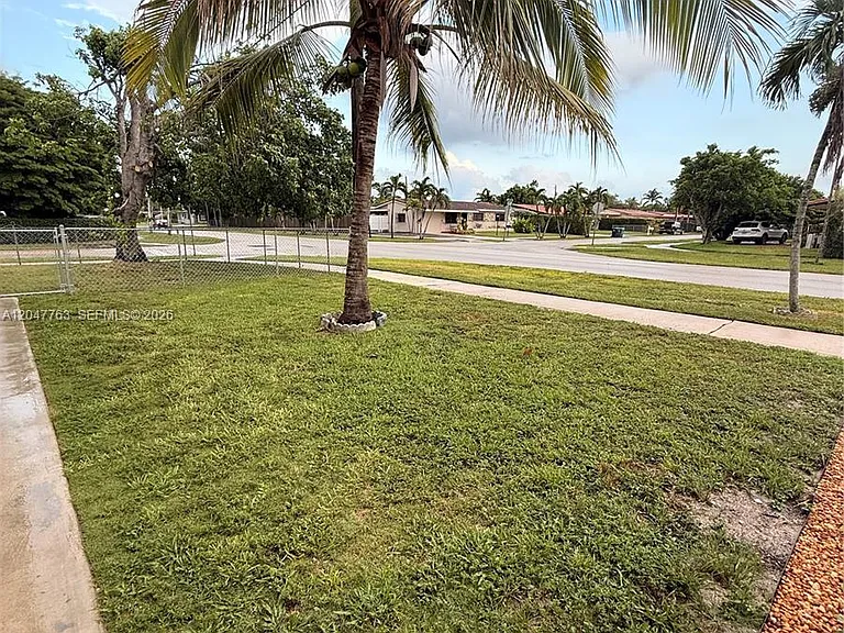 10555 SW 32nd St — Photo 17