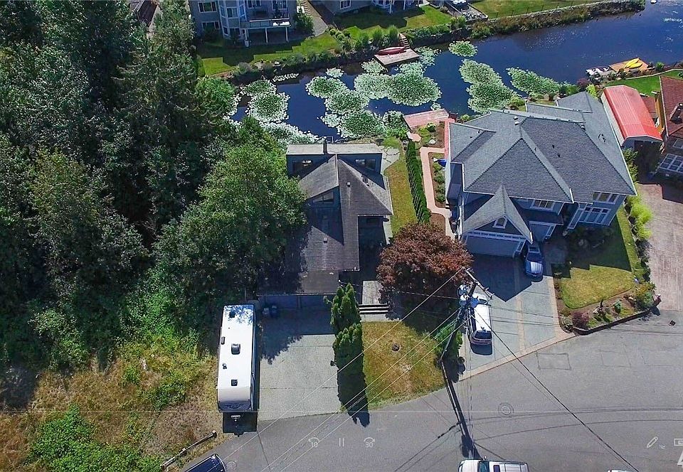 Come live on the lake!