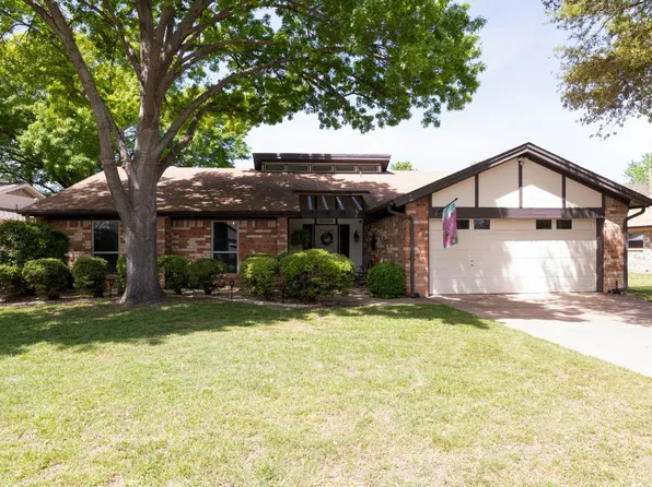 324 Stratford Dr, Hurst, TX 76054
