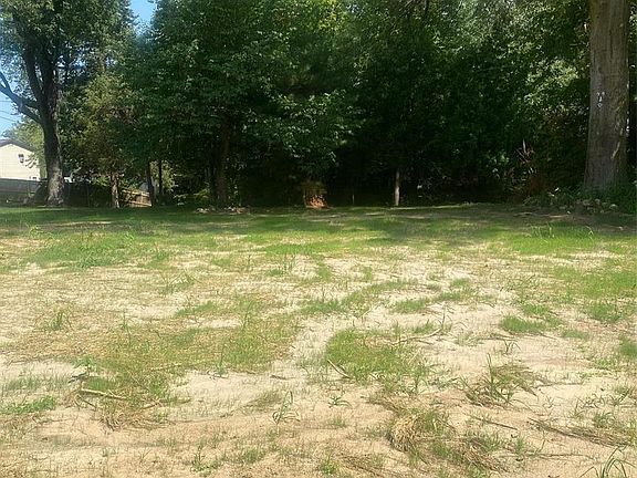 3rd image of 23 Tanglewood Dr