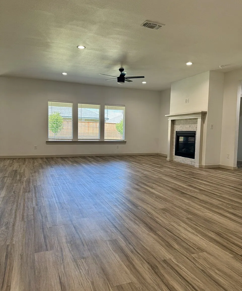 4 bed, 2.0 bath, 2089 sqft, $2,400 — Photo 3