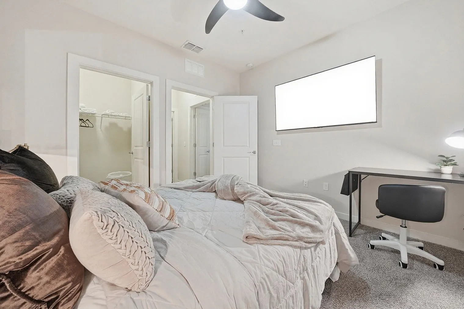2 bed, 2.0 bath, 1097 sqft, $4,734 — Photo 4