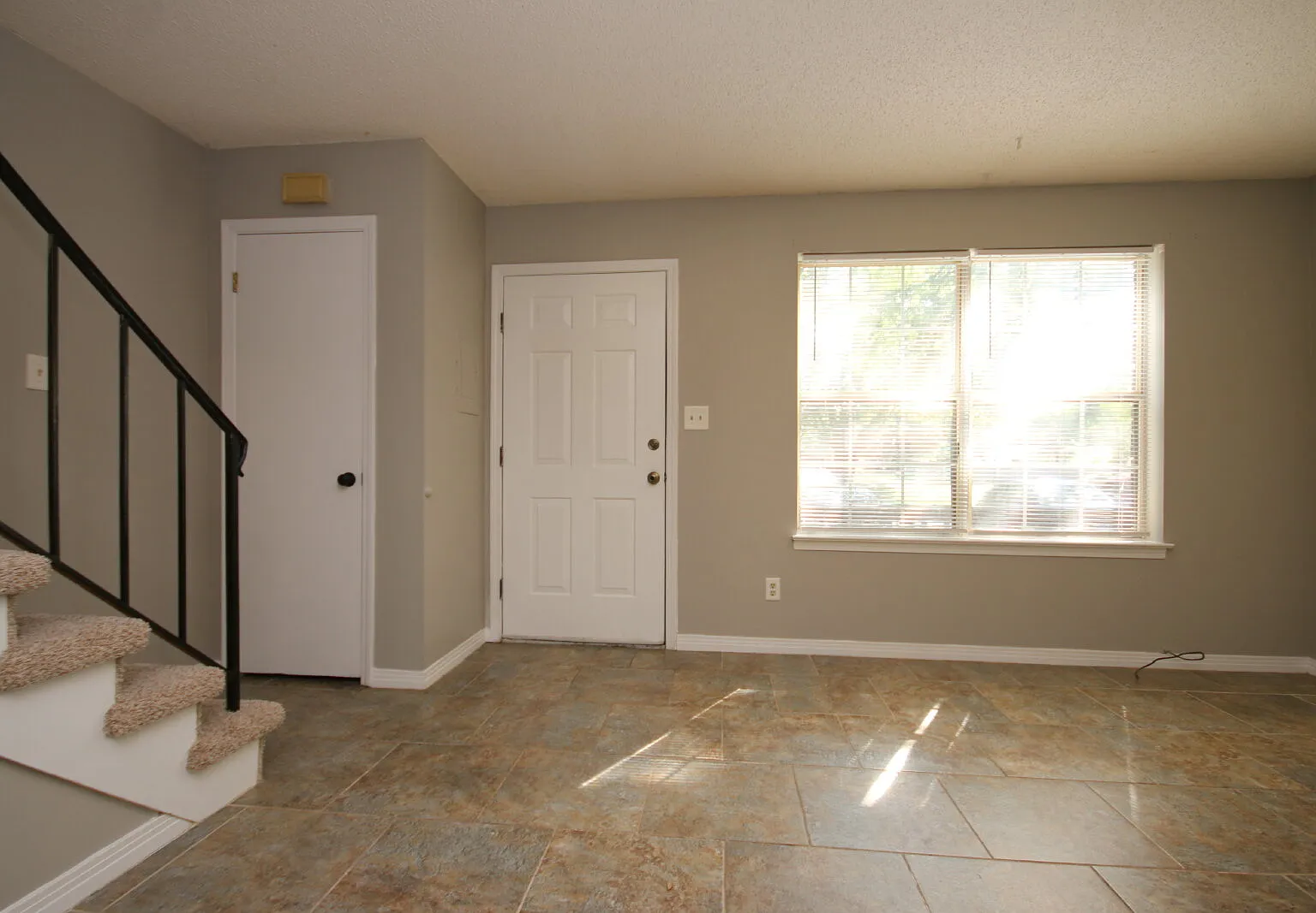 2 bed, 1.5 bath, 1425 sqft, $1,370 — Photo 3