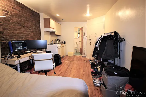 Rented by City Connections Realty | media 15