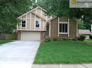 121 SE Colony Dr, Lees Summit, MO 64063