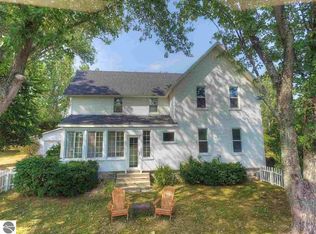 9945 E Solem Rd, Suttons Bay, MI 49682