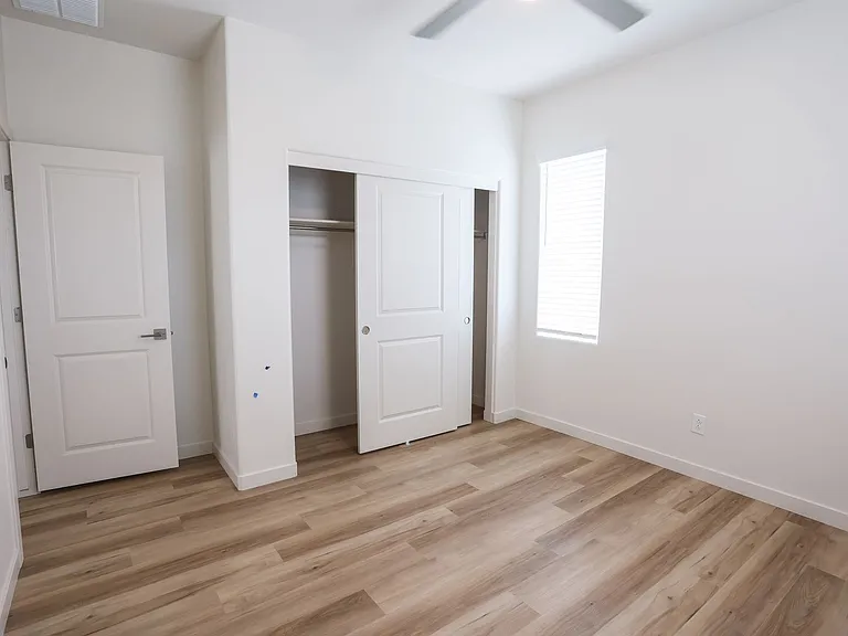 6548 N 15th Dr — Photo 5