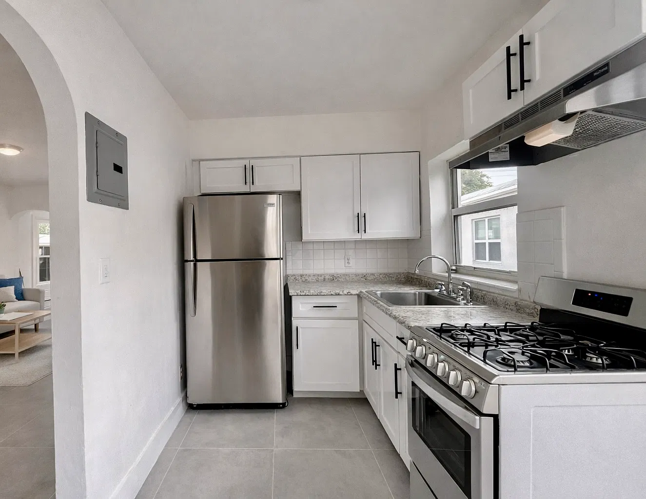 2711 Lincoln St — Photo 3