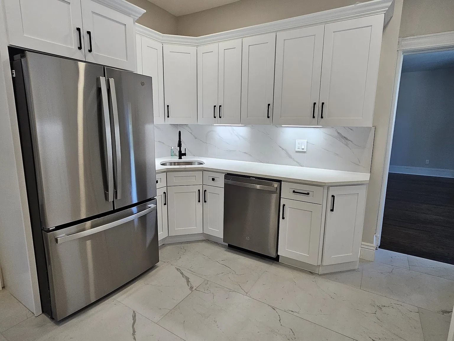 3 bed, 850 sqft, $2,800 — Photo 2