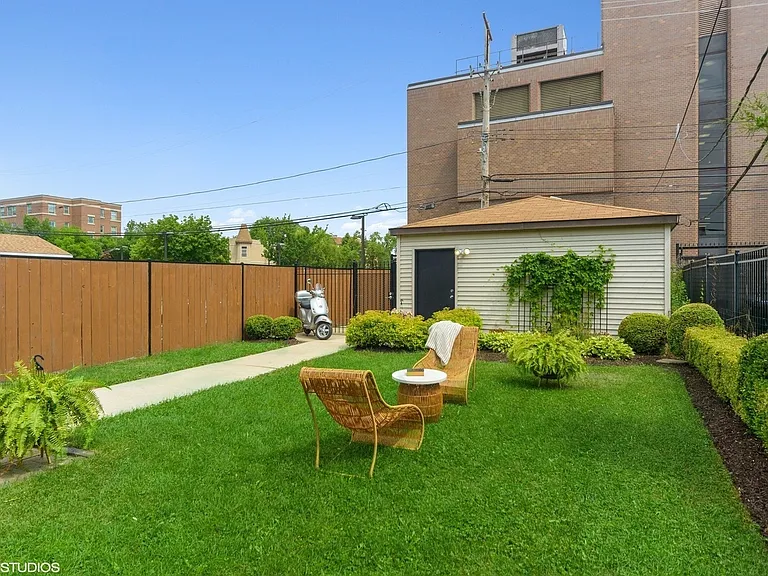 2042 W Warren Blvd — Photo 14