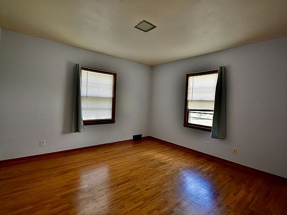 4th image of 916 26th Ave N
