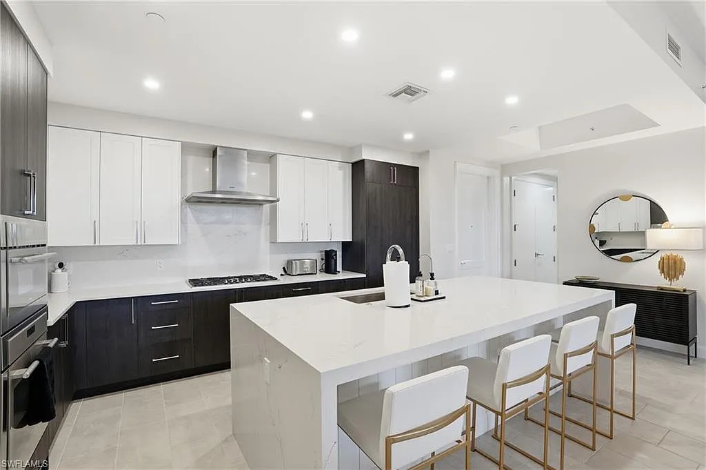 2 bed, 2.5 bath, 1935 sqft, $15,000 — Photo 3