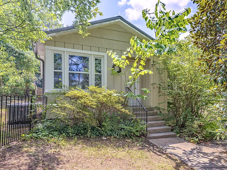 7 W Raleigh Rd #A — Photo 2