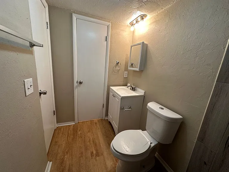 6016 Nw Expy #B — Photo 13