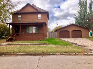 214 9th St NW, Devils Lake, ND 58301