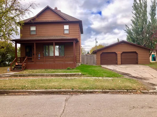 214 9th St NW, Devils Lake, ND 58301