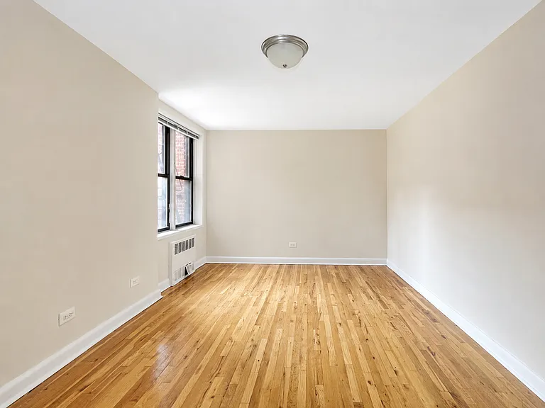 2409 E 3rd St #5F — Photo 4