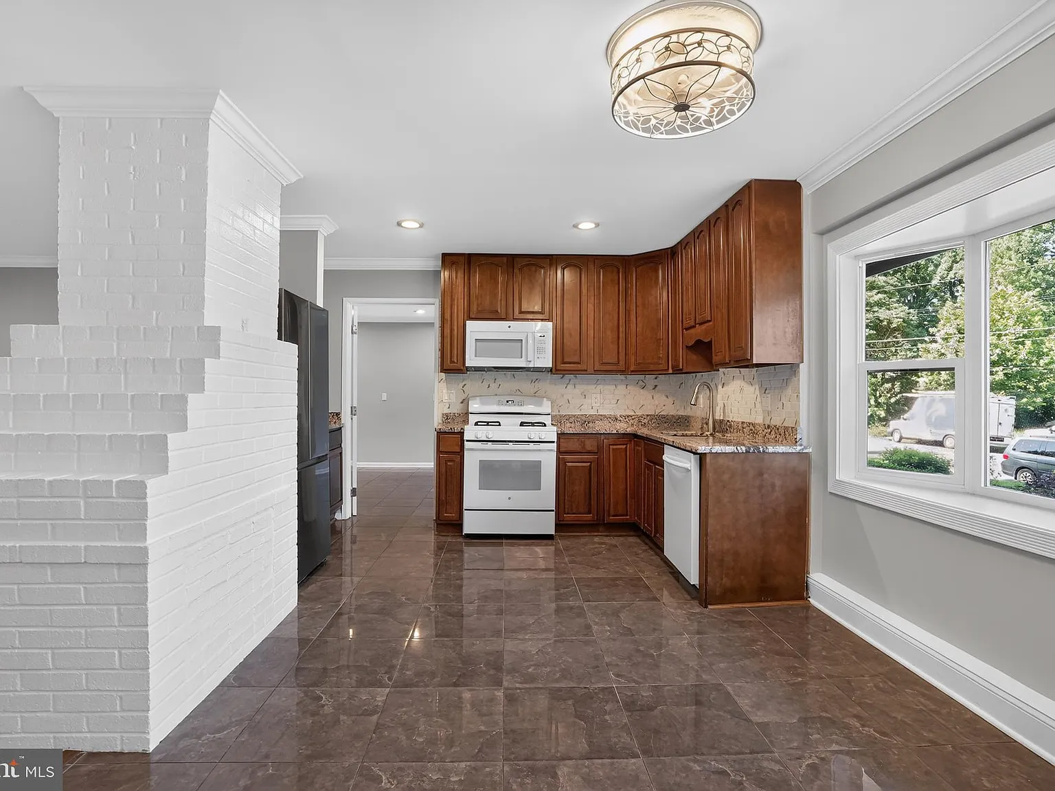 5 bed, 2.0 bath, 2404 sqft, $3,600 — Photo 4