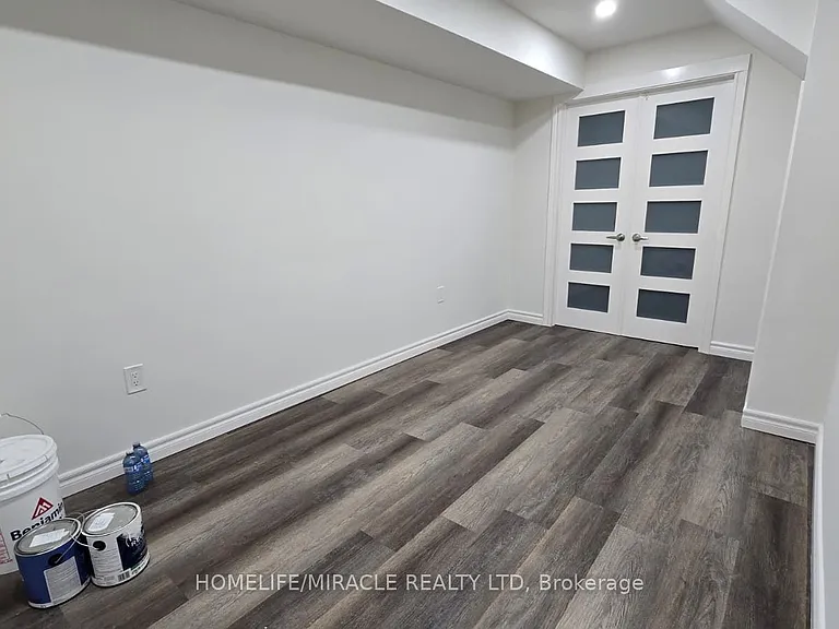 105 Stockell Cres — Photo 10