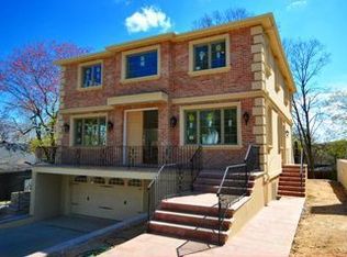 9 York Dr, Great Neck, NY 11021