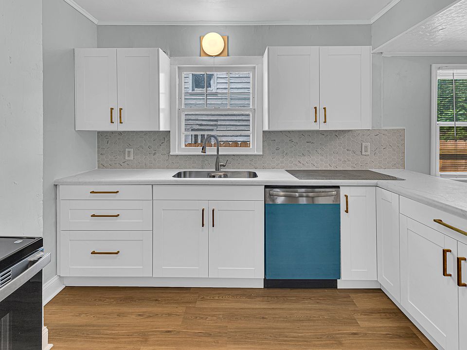 1st image of 20 E 79th St