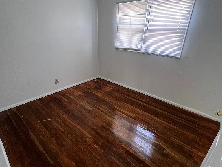 3203 Bay State Ave — Photo 2
