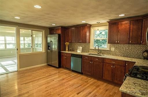 4th image of 17 Oakwood Ave