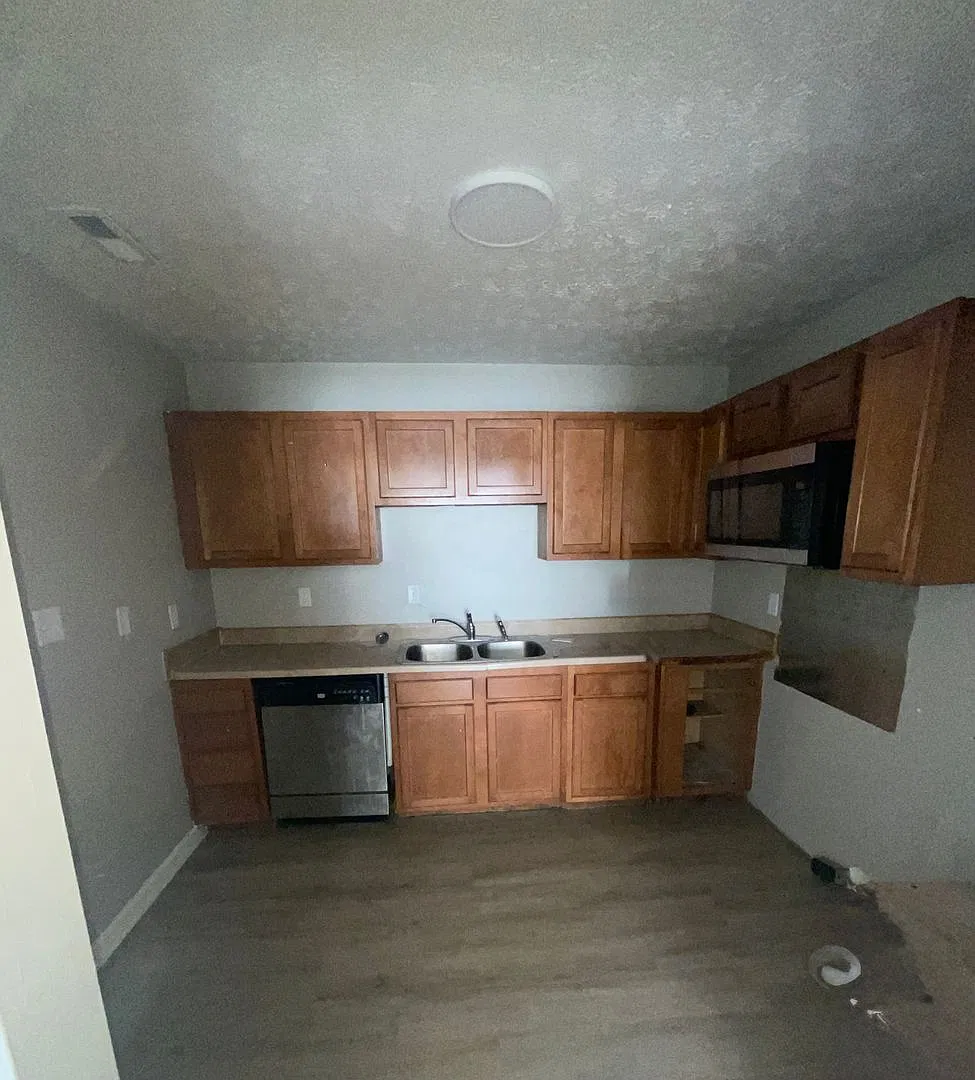 4 bedroom 2 bath Single Home — Photo 4