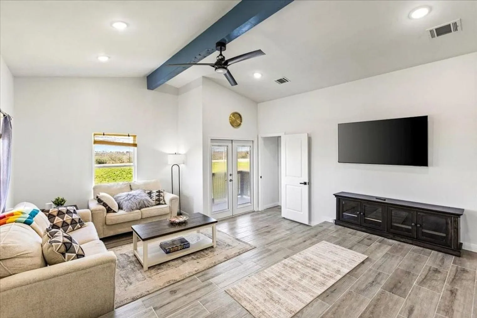 2 bed, 1.0 bath, 1044 sqft, $2,285 — Photo 1