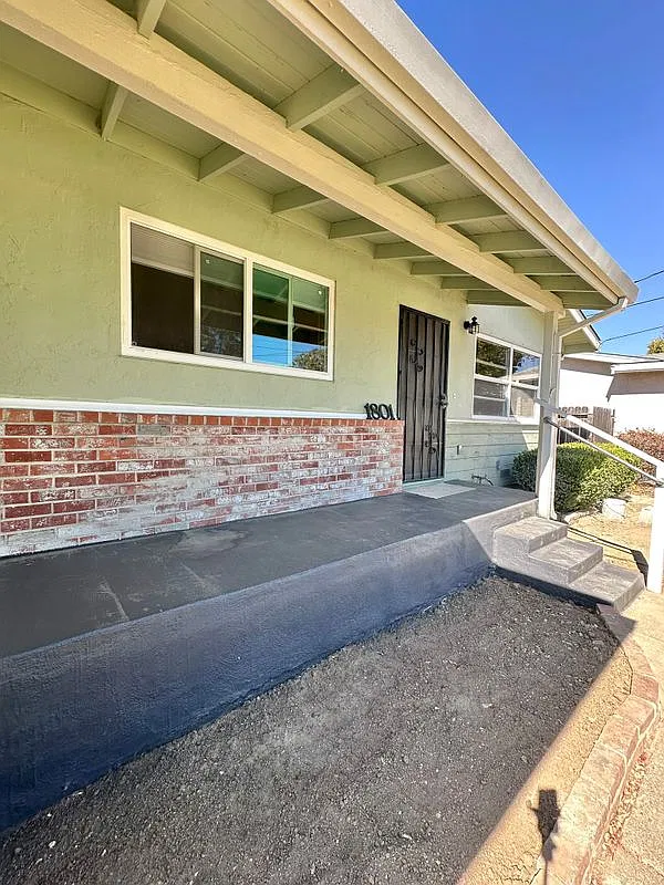 3 bed, 1.0 bath, 1100 sqft, $3,624 — Photo 2