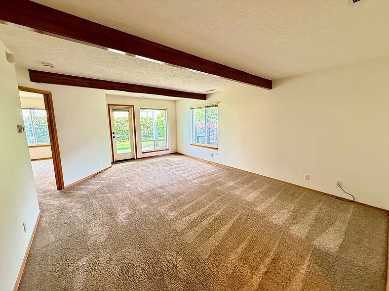 Large 980sq. 1 bedroom apartment with attached garage plus 1 parking space — Photo 9