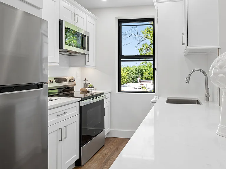 214 5th Ave #14 — Photo 4