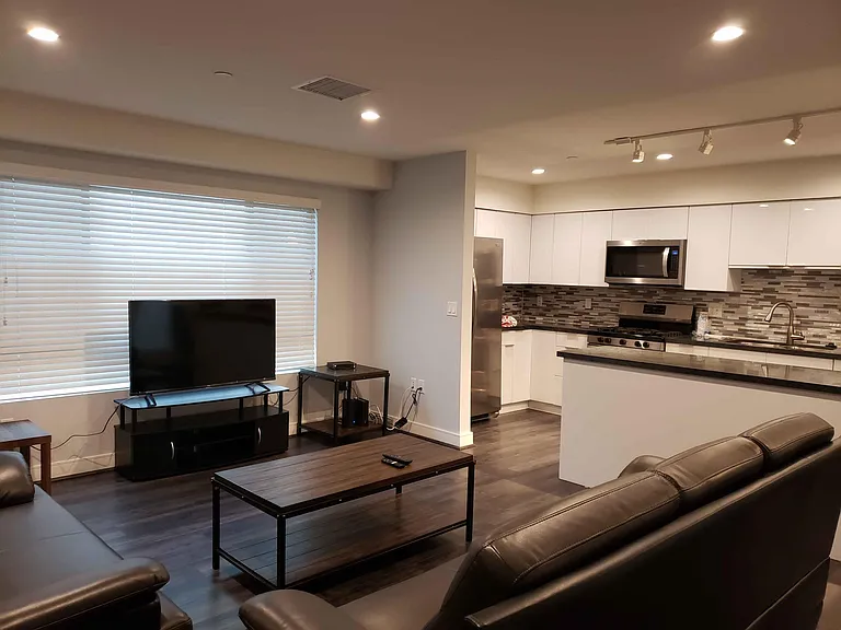 2651 S Hobart Blvd — Photo 13