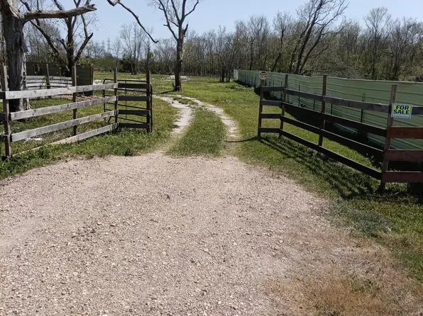 3615 Austin Ln, Freeport, TX 77541