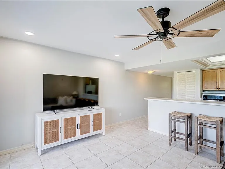 5539 NE Gulfstream Way — Photo 16