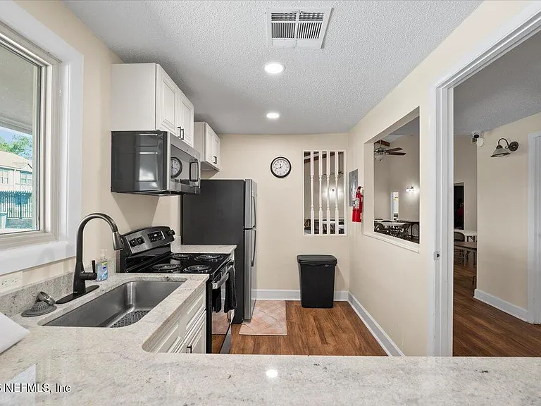 8140 Sutton Pl E — Photo 32