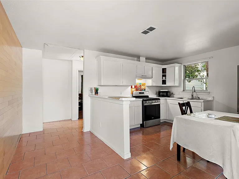 225 Palmyra St — Photo 5