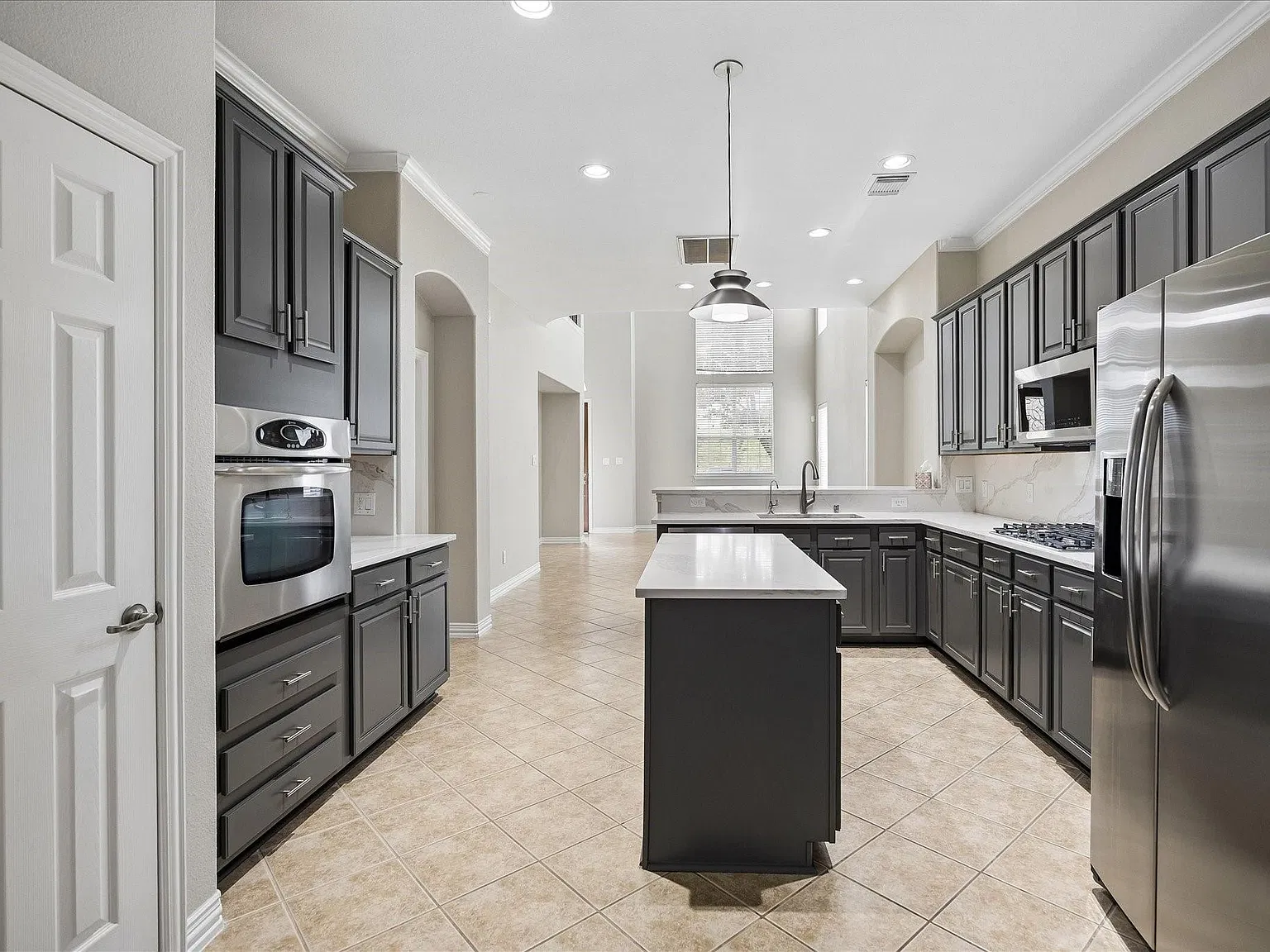 3 bed, 2.5 bath, 2417 sqft, $2,600 — Photo 3
