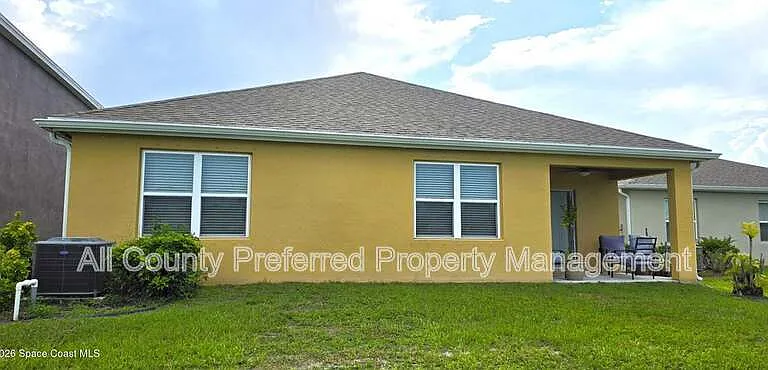 242 Guinevere Dr SW — Photo 3