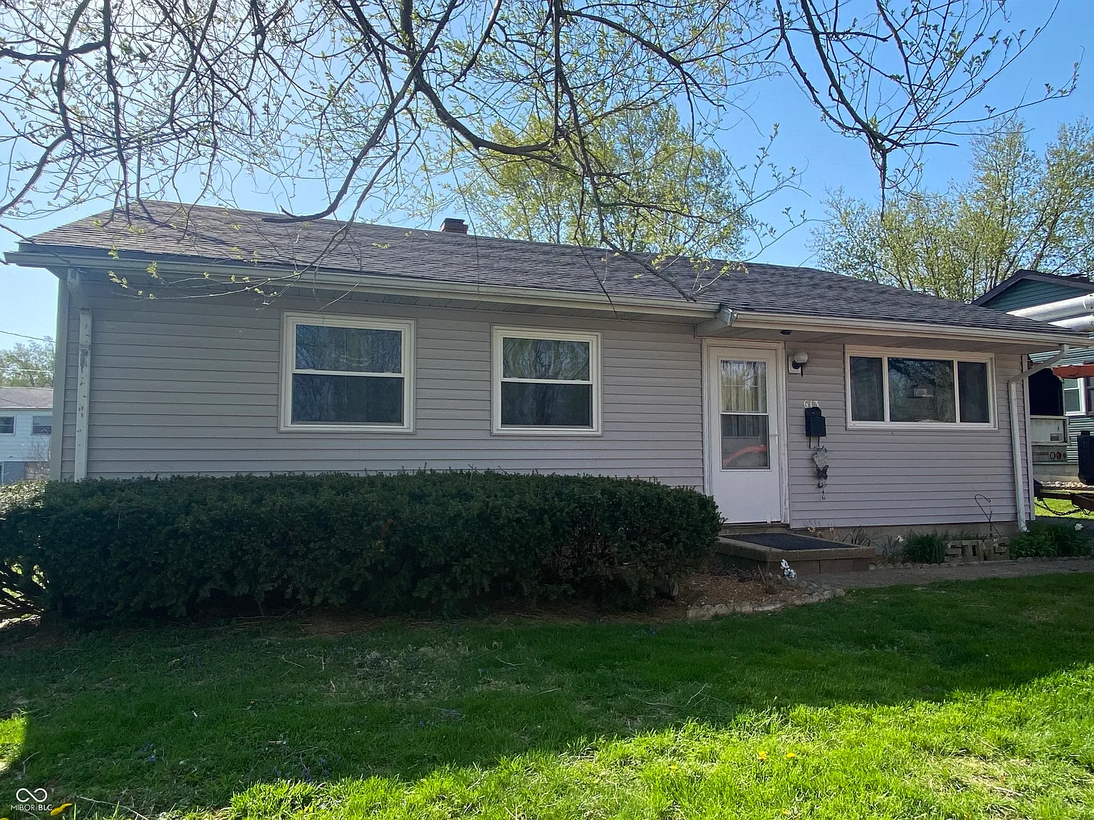 613 Crescent Dr photo 1