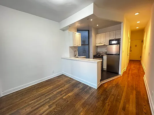 Rented by Salon Realty Corp | media 4