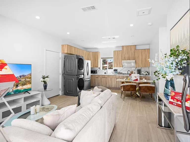 422 Roosevelt Ave — Photo 2