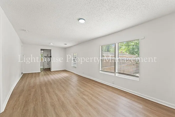 1021 Woodstock Ave — Photo 3