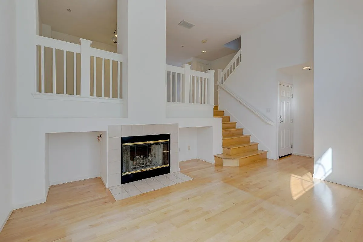 3 bed, 2.5 bath, 1400 sqft, $6,275 — Photo 3