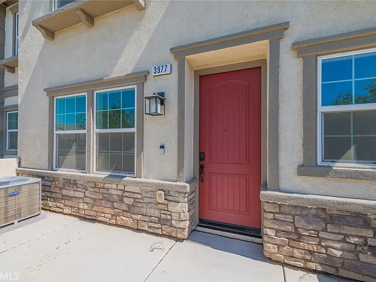 3977 E Huntington St — Photo 2