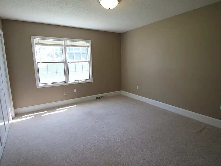 106 Elliott St W — Photo 17