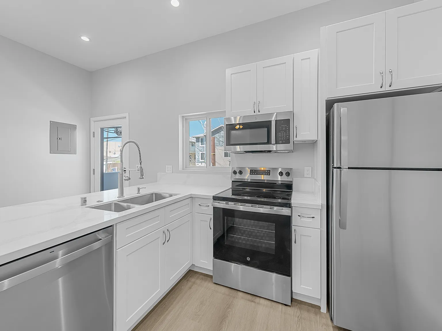 3 bed, 1200 sqft, $3,549 — Photo 3